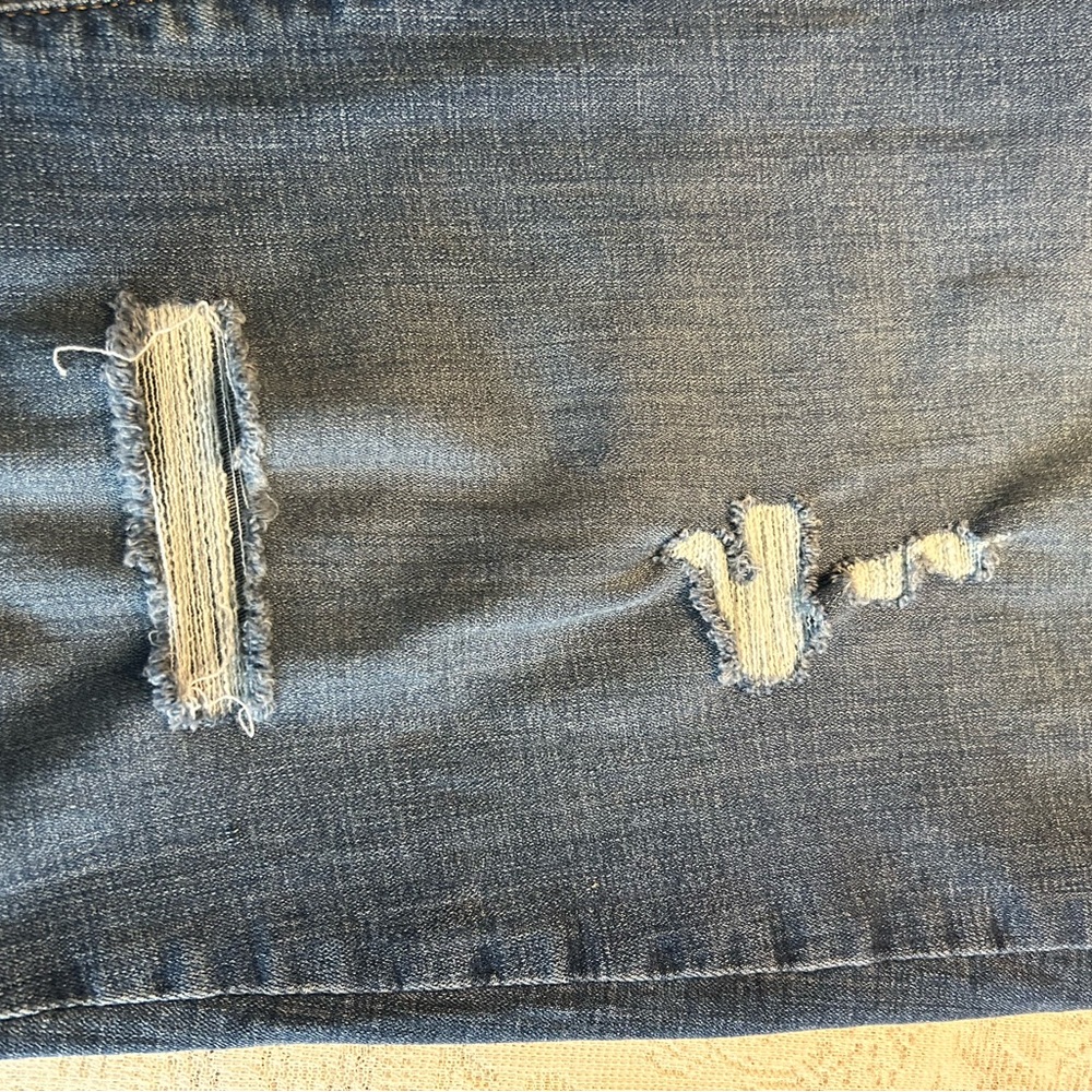 Levi's Women’s Distressed Boyfriend Jeans - Picture 4 of 6